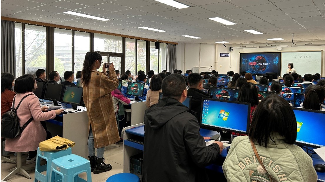 探課改前沿·礪數(shù)字良師 成都中小學(xué)信息技術(shù)骨干教師團隊赴石室中學(xué)開展教學(xué)交流